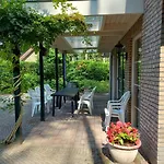 Met Sauna En Jacuzzie *